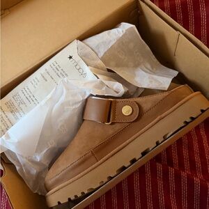 UGG Goldenstar Villa Clogs Chestnut